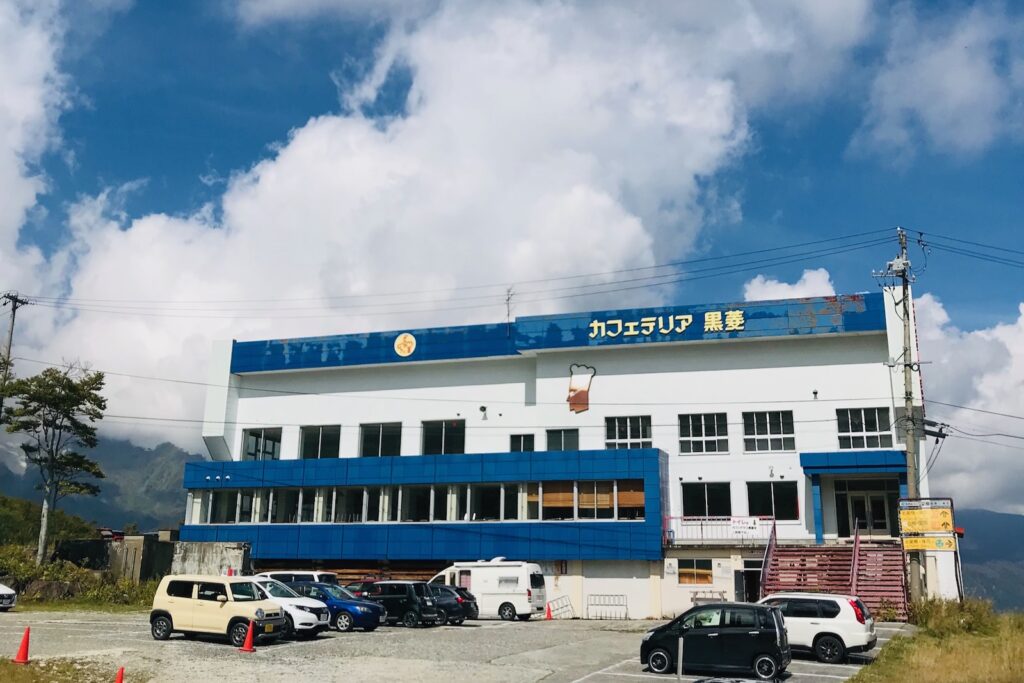 黒菱駐車場とカフェテリア黒菱の建物