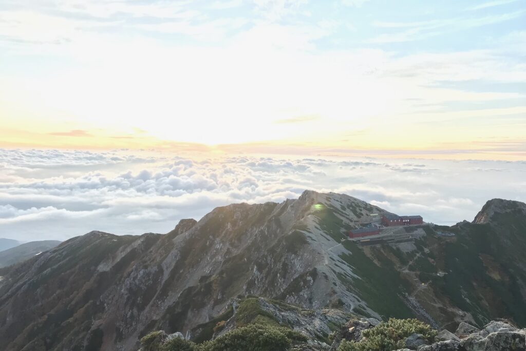 唐松岳山頂から見下ろす唐松岳頂上山荘と雲海