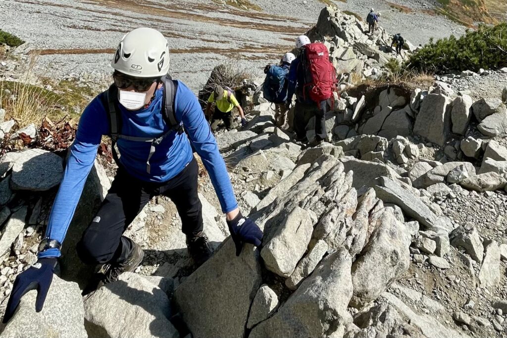 ヘルメットを着けてザイテングラートの岩場を登る登山者