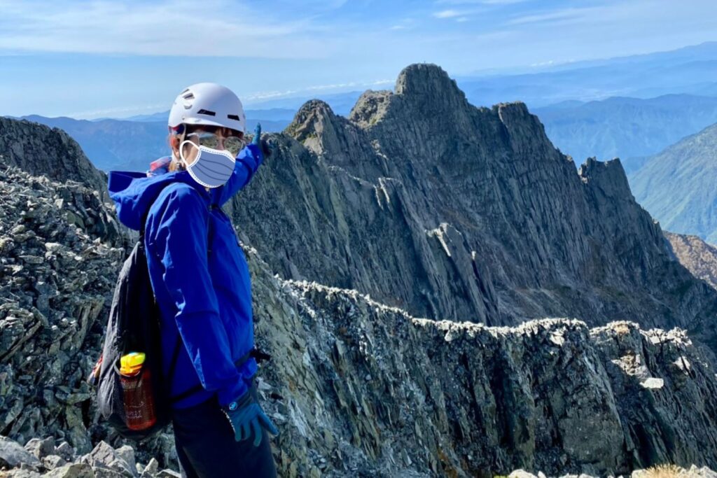 ジャンダルムを指さす登山者