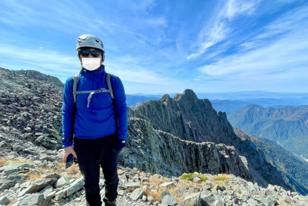 ジャンダルムを背に立つ登山者