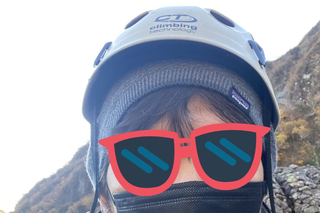 レンタルしたヘルメットをかぶった登山者