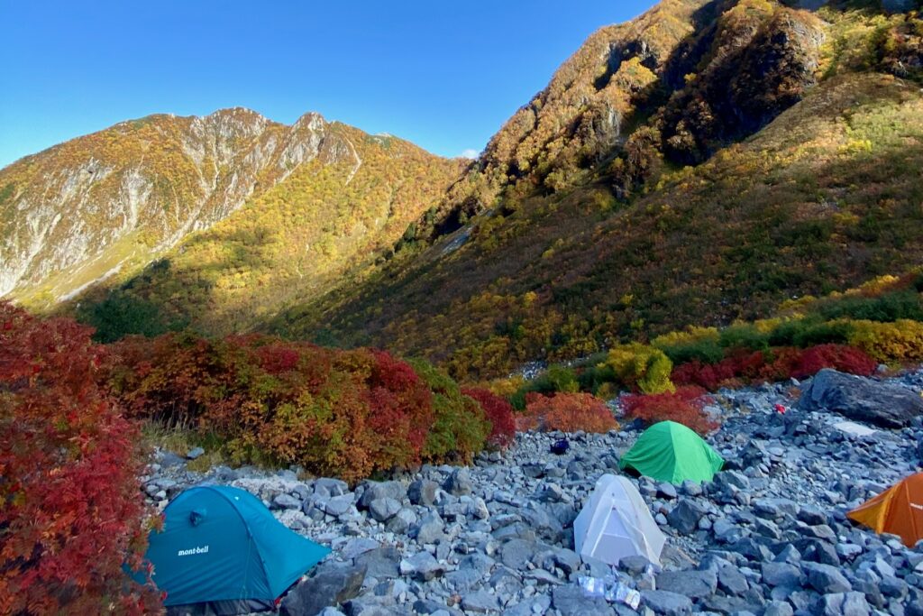 岩がごつごつした涸沢のテント場に張られたテント