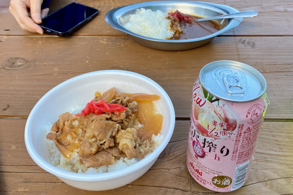 涸沢ヒュッテの牛丼と桃のチューハイ