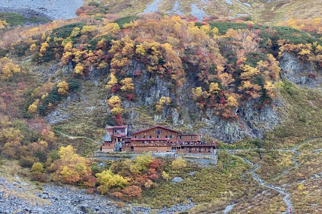 紅葉の斜面に建つ涸沢小屋