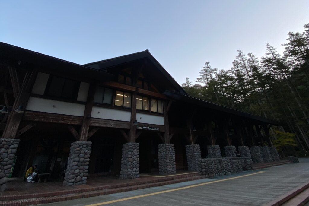 早朝の上高地バスターミナルの建物