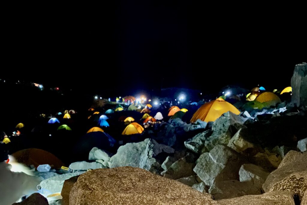 夜の涸沢テント場に灯るテントの明かり