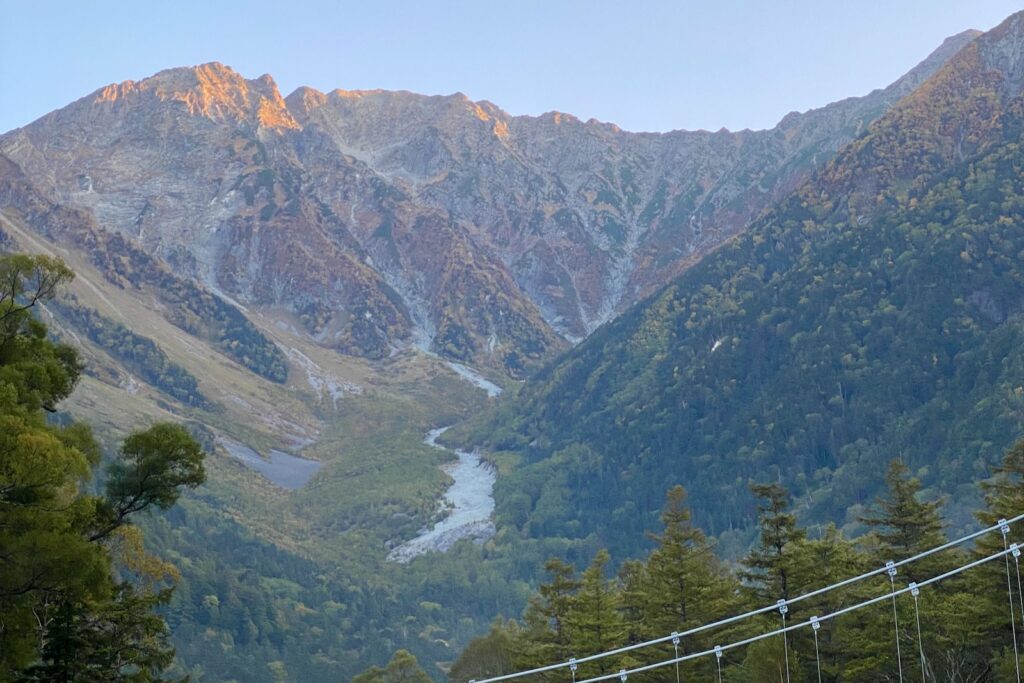 朝日に染まる穂高連峰と河童橋