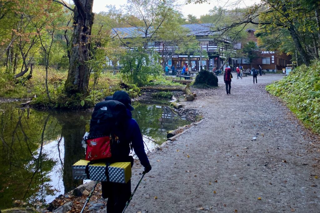 テント泊装備を背負って明神への平坦な道を歩く