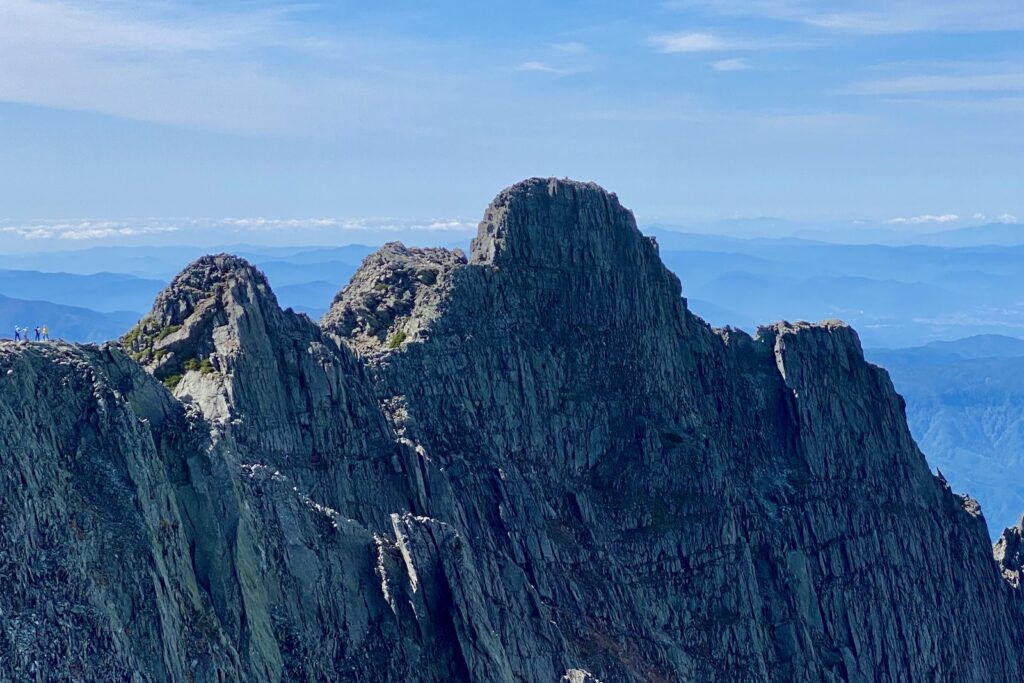 奥穂高岳山頂手前から望むジャンダルム
