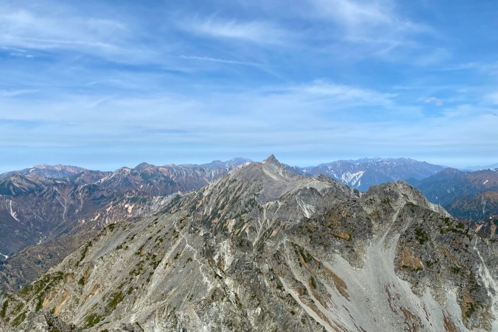 奥穂高岳山頂から望む槍ヶ岳方面の稜線