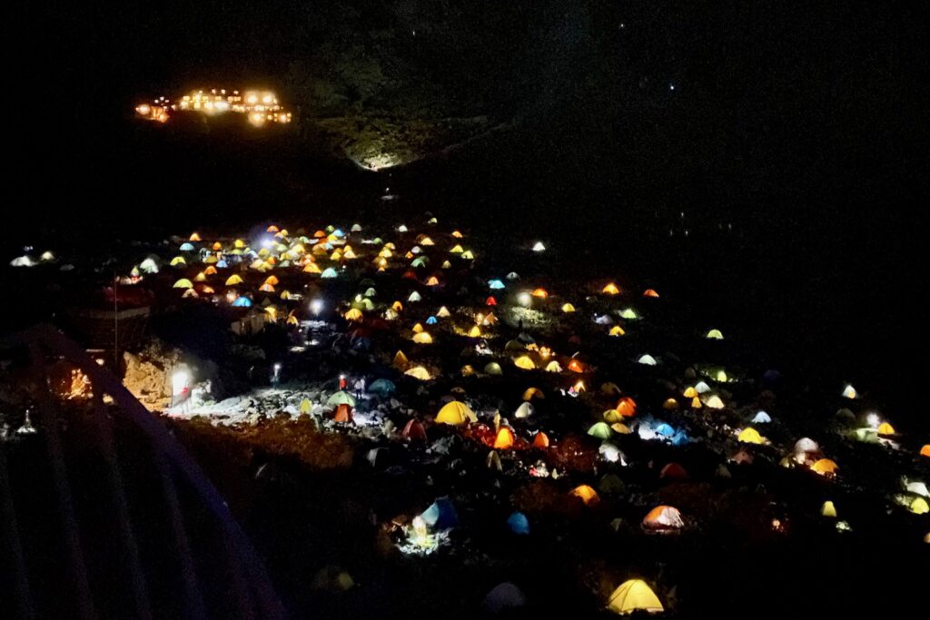 夜の涸沢に灯る色とりどりのテントの明かり