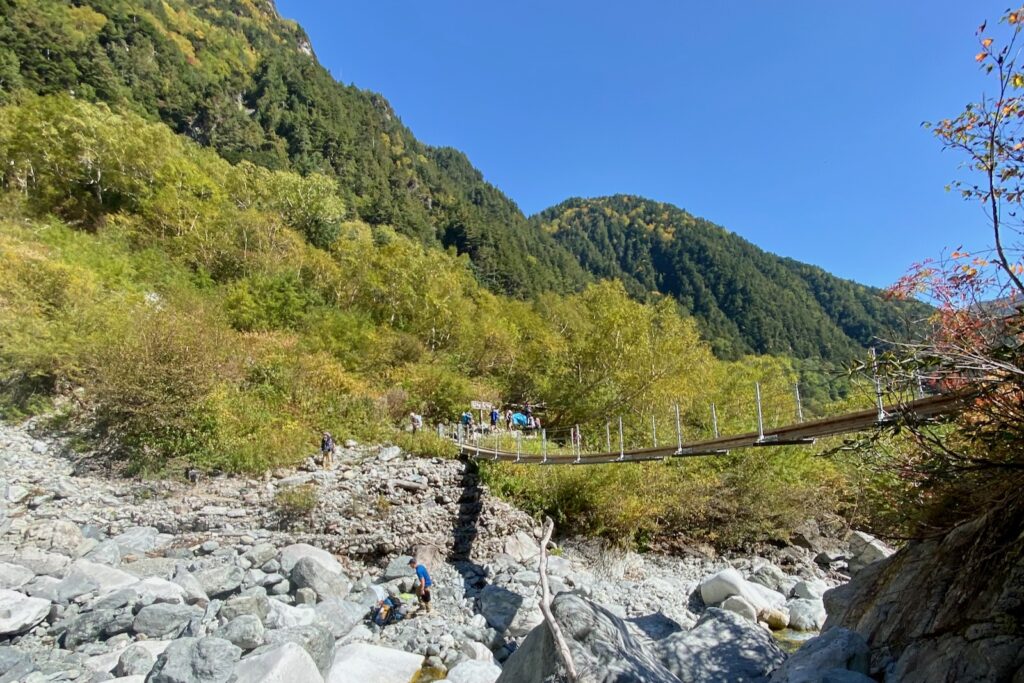 岩がごろごろした河原に架かる本谷橋