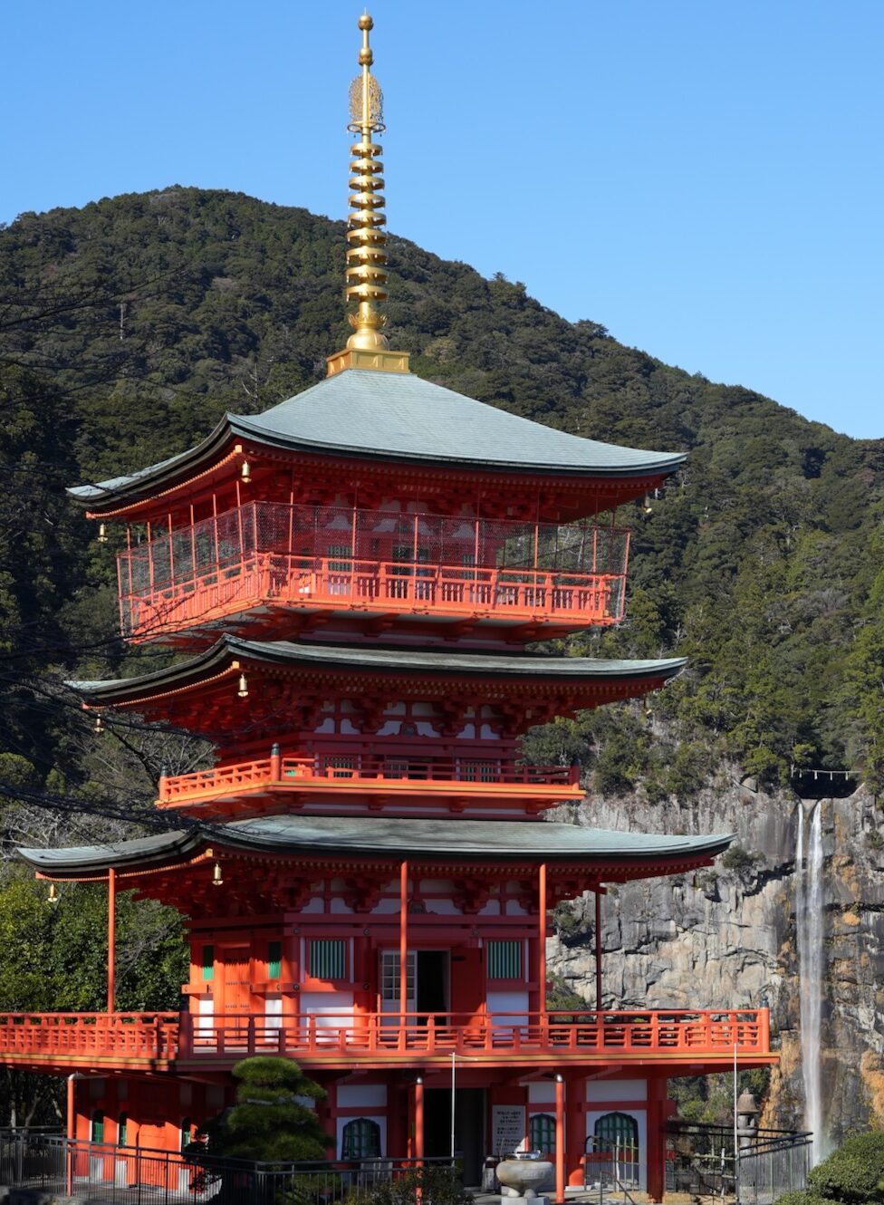 熊野古道・大門坂〜那智大社へ。千年の参道を歩いて、日本一の滝へ