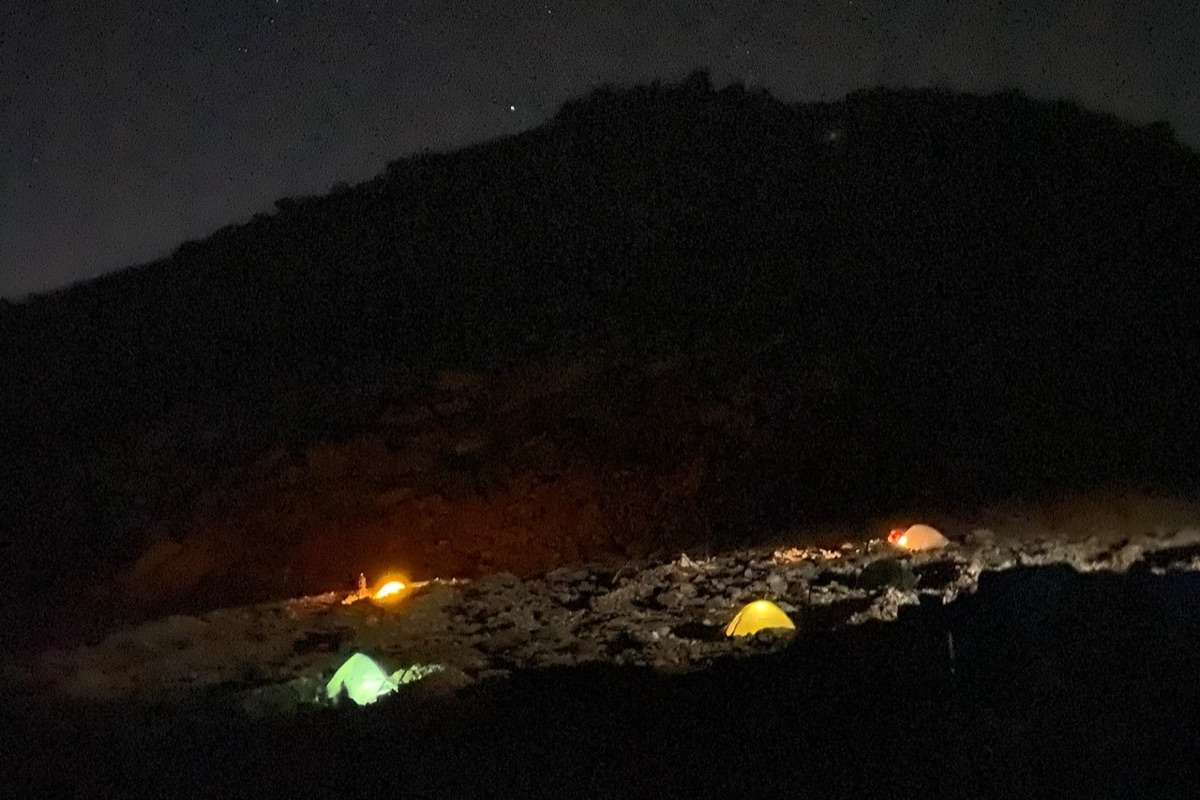 夜のテント場に灯るテントの明かり