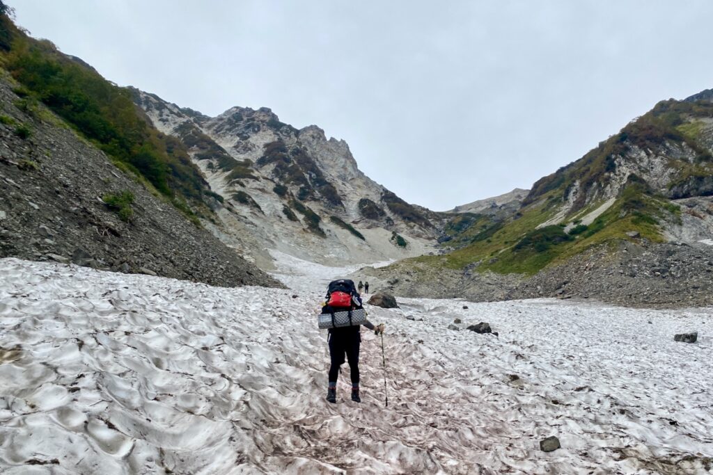 白馬大雪渓の残雪の上を登る登山者
