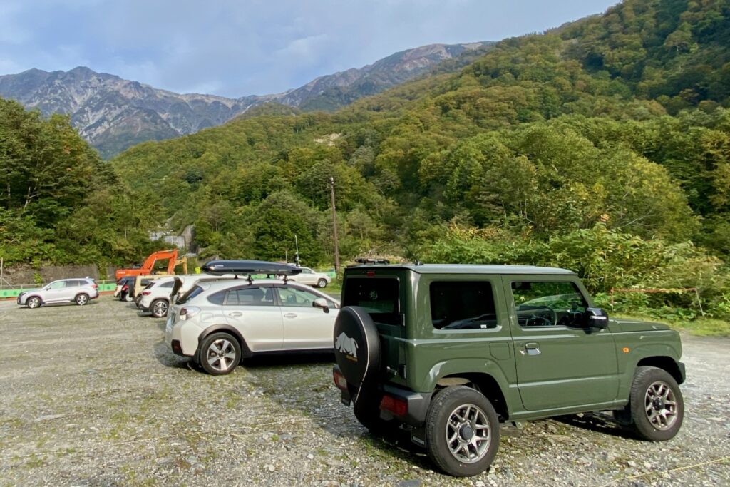 猿倉駐車場に停めた車と白馬の山並み