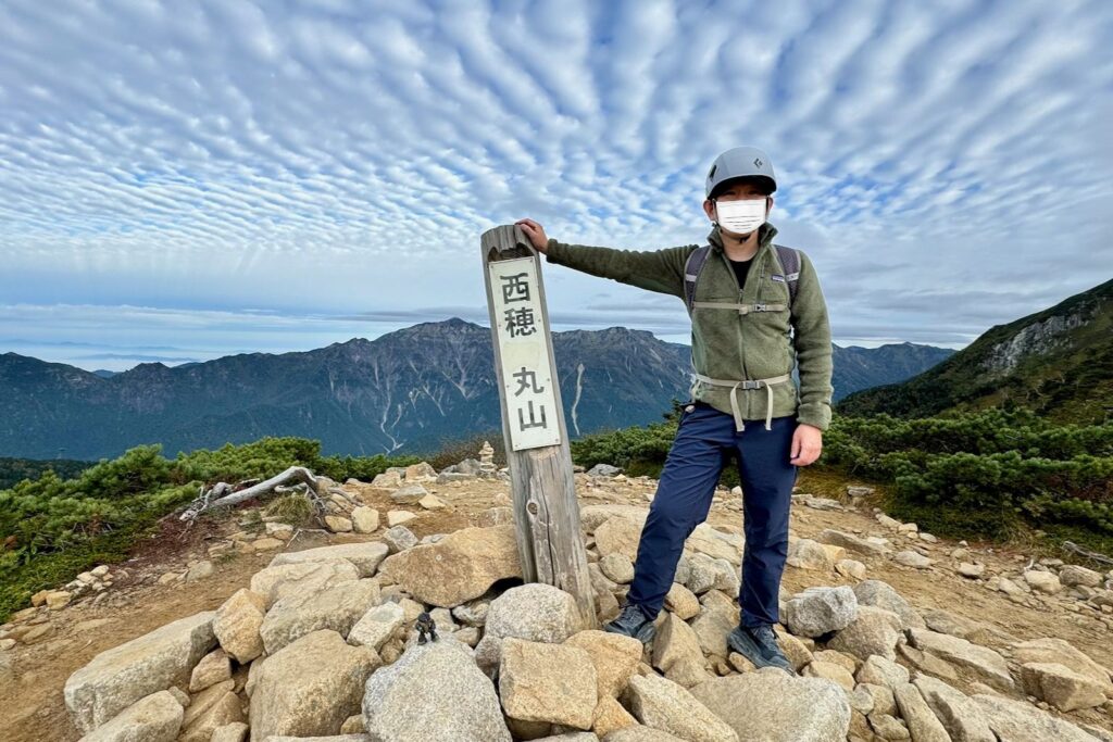 「西穂 丸山」の標柱で記念撮影