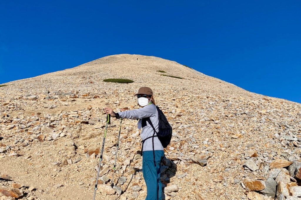 砂礫の斜面を山頂へ登る
