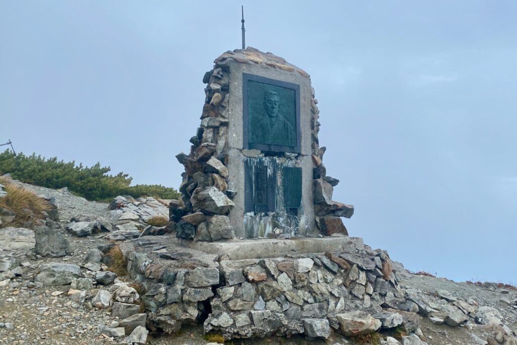 白馬山荘を開いた松沢貞逸のレリーフ