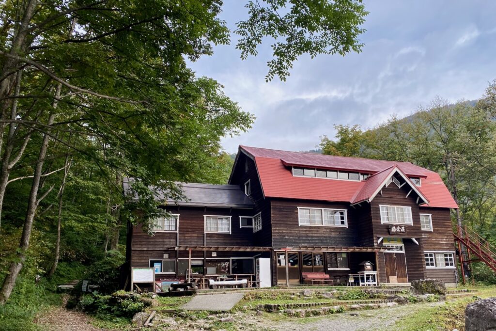 赤い屋根の山小屋・猿倉荘