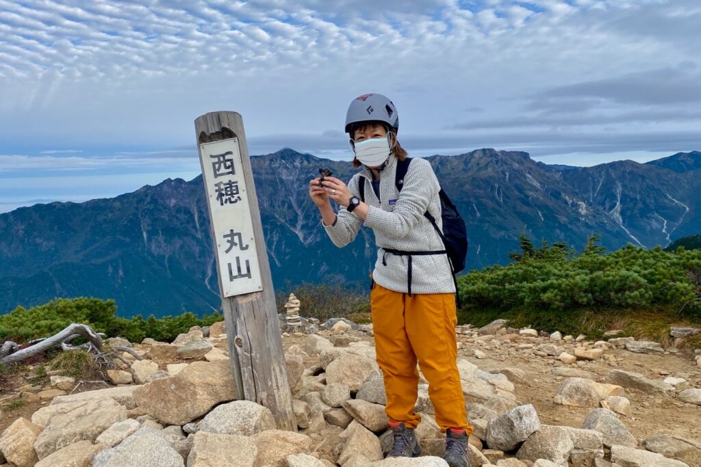丸山の標柱と背後の山並み