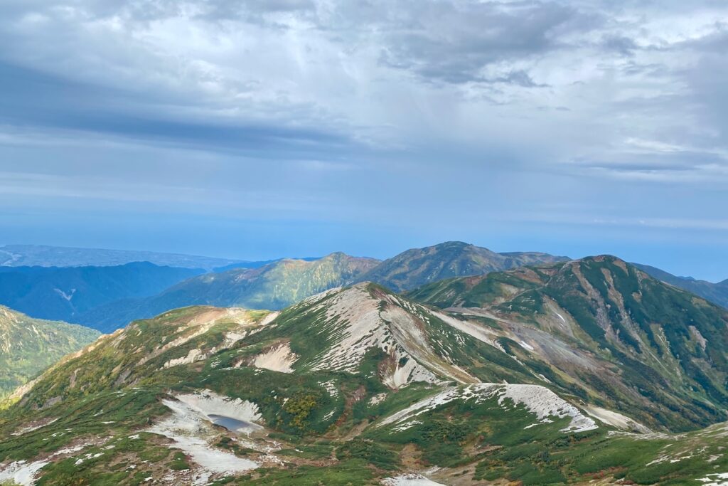 稜線から望む雪倉岳・朝日岳方面の山並み