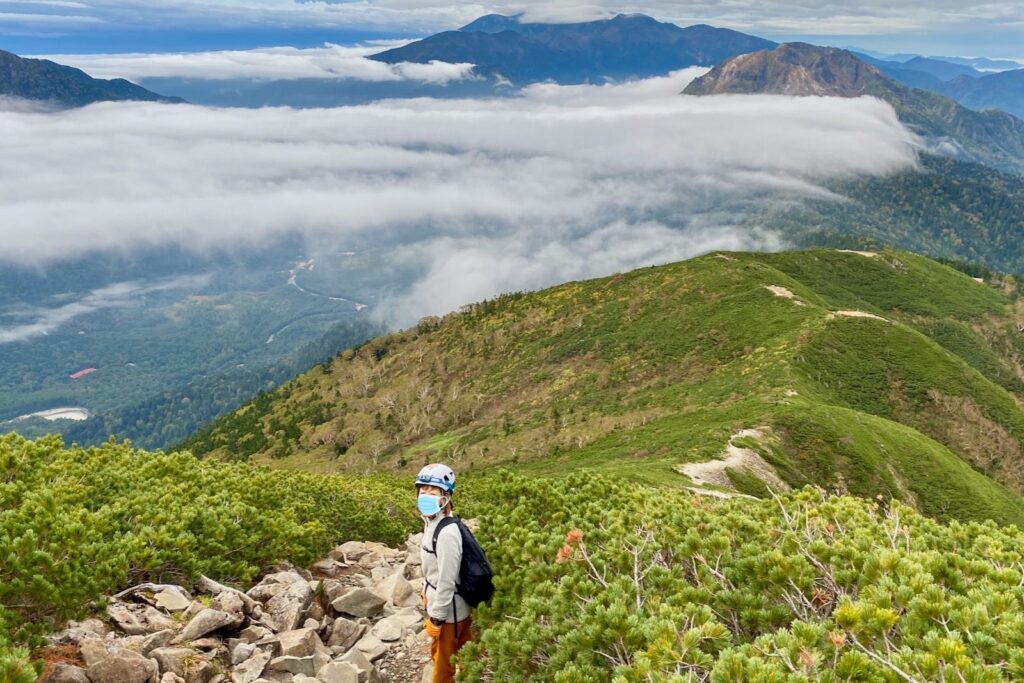 明るくなった稜線を西穂山荘へ戻る