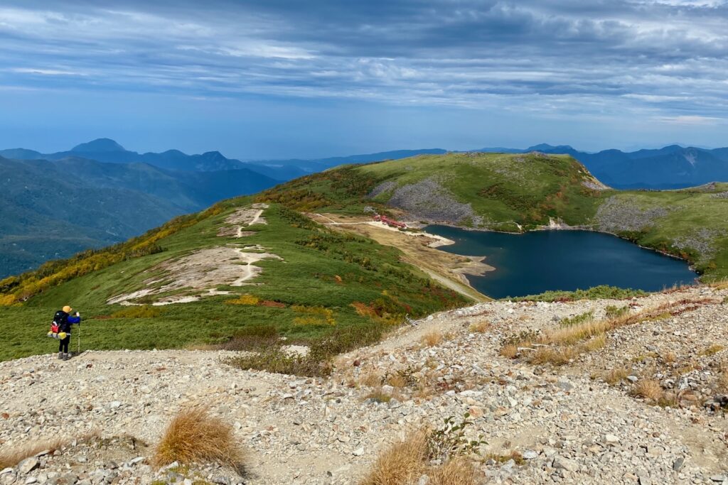 白馬大池を見下ろしながら下る登山者