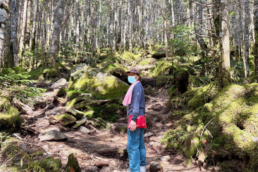 高見石への苔むした登山道を登る