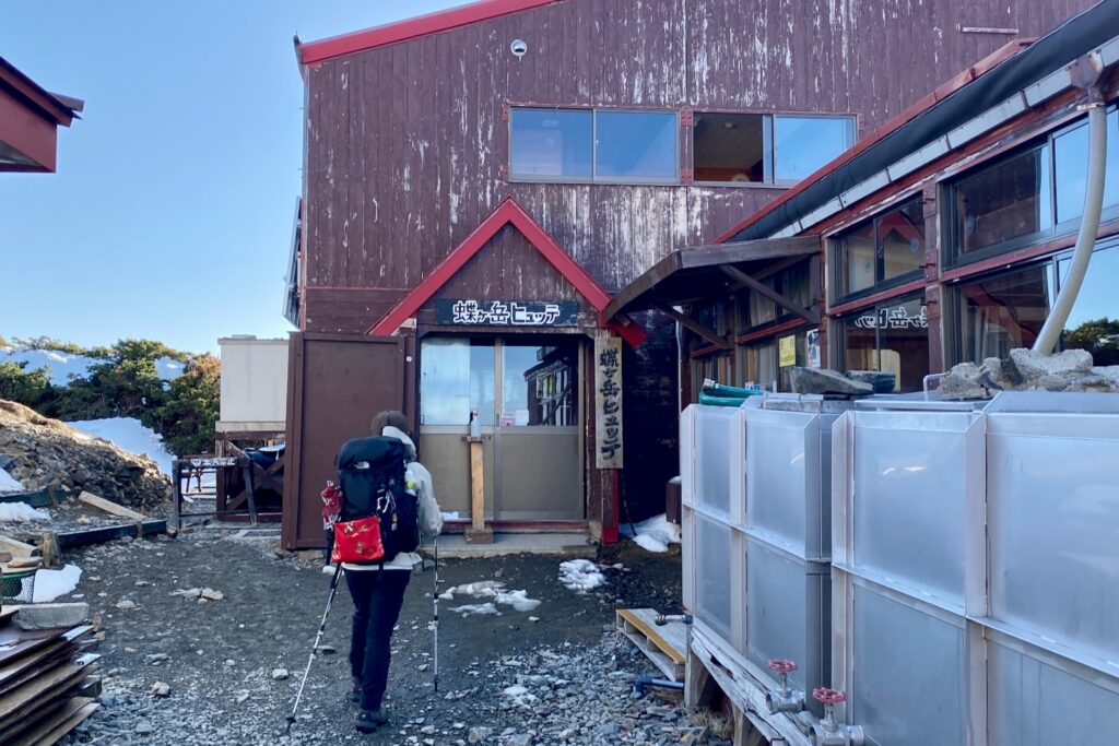 蝶ヶ岳ヒュッテの入口へ向かう登山者