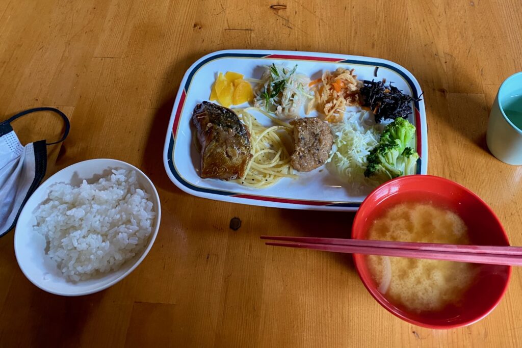 蝶ヶ岳ヒュッテの夕食。魚の照り焼きやパスタ、ご飯と味噌汁