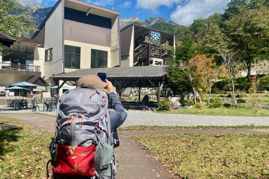 大きなザックを背負って新穂高ロープウェイ乗り場へ