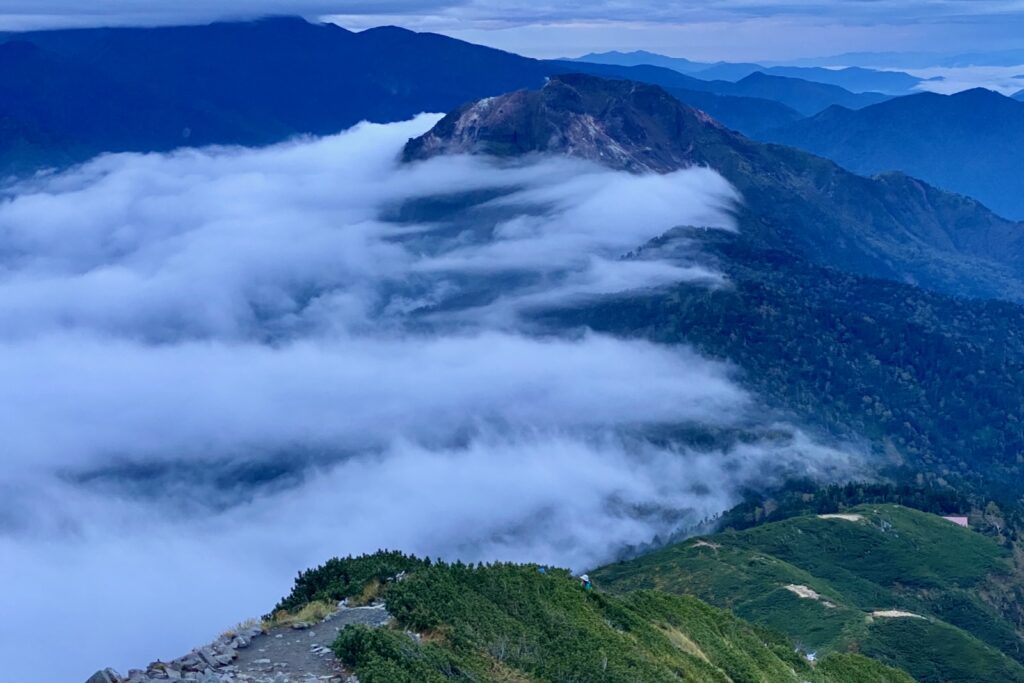 流れ込む雲海と緑の尾根