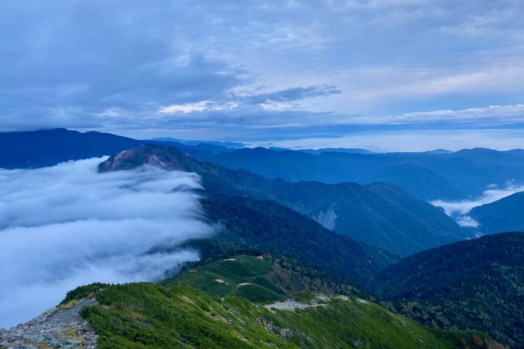 夜明けの空と雲海に浮かぶ山々