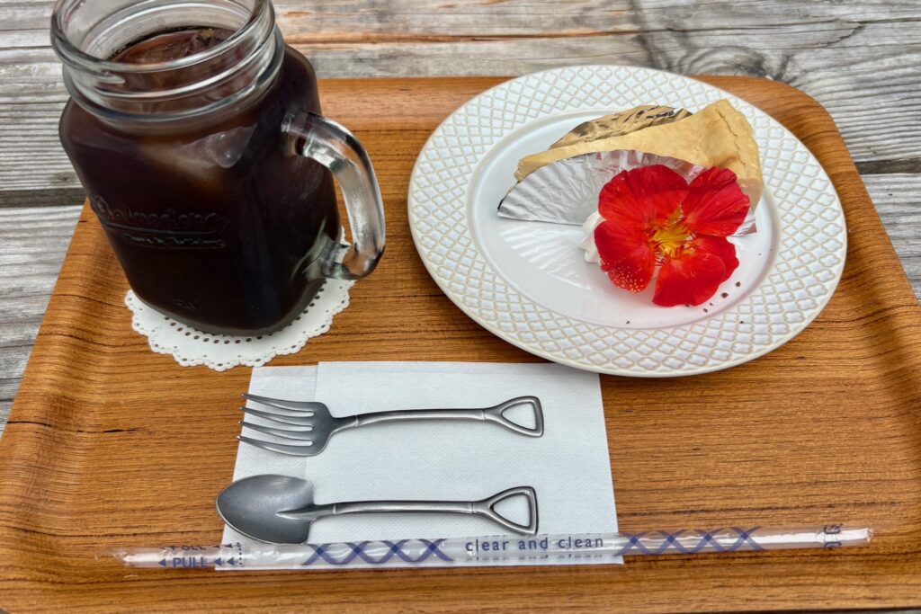 白駒荘のカフェでアイスコーヒーとケーキ