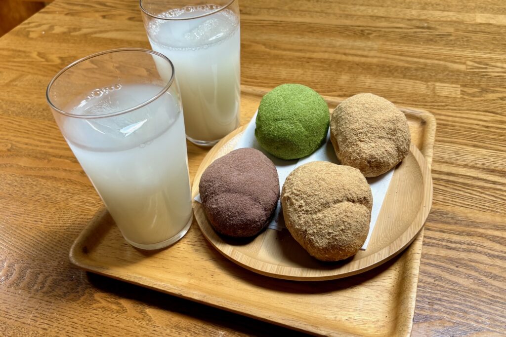 高見石小屋の名物揚げパンとカルピス