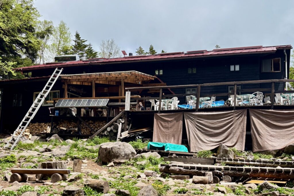 高見石小屋と積み重なる巨岩