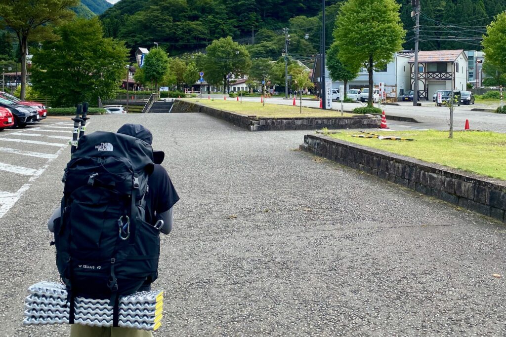 立山駅前でテント泊装備の大きなザックを背負う登山者