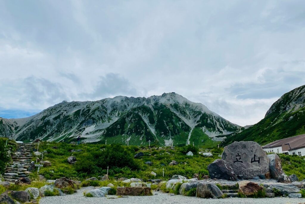 室堂ターミナル前にある立山の石碑