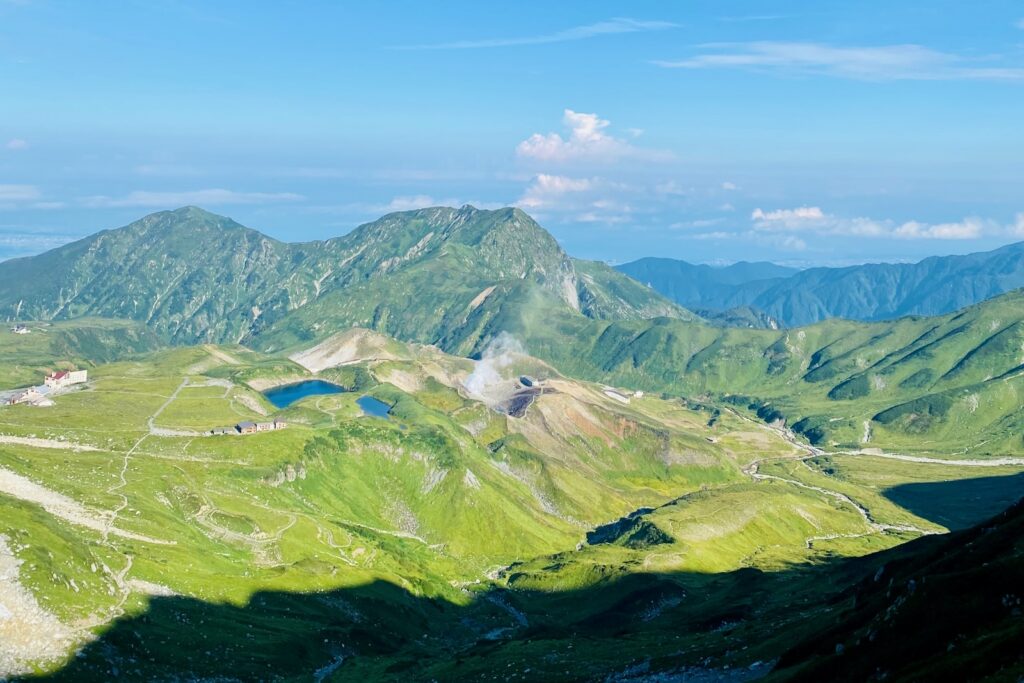 登山道から見下ろす室堂平とみくりが池、地獄谷の噴気