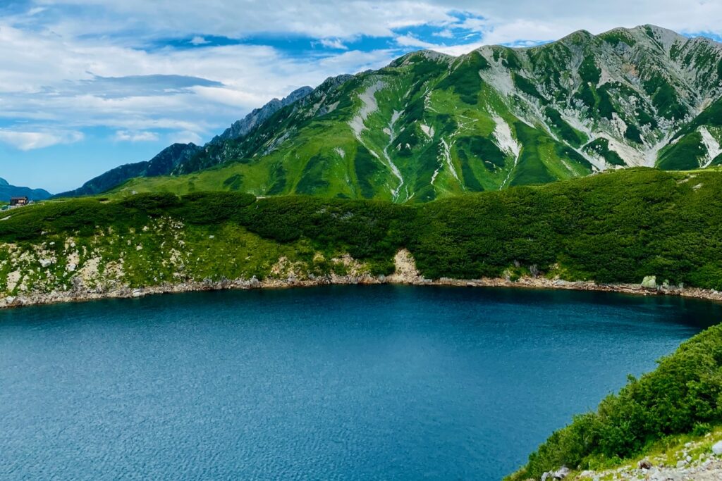 青い水をたたえるみくりが池と立山連峰