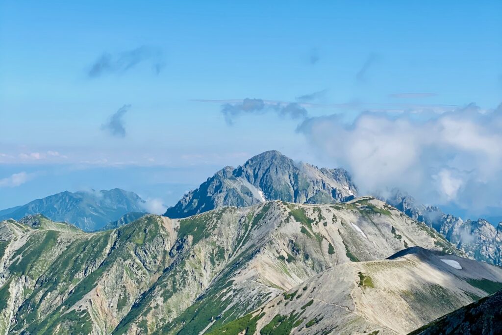 雄山からの縦走路から望む岩峰・剱岳