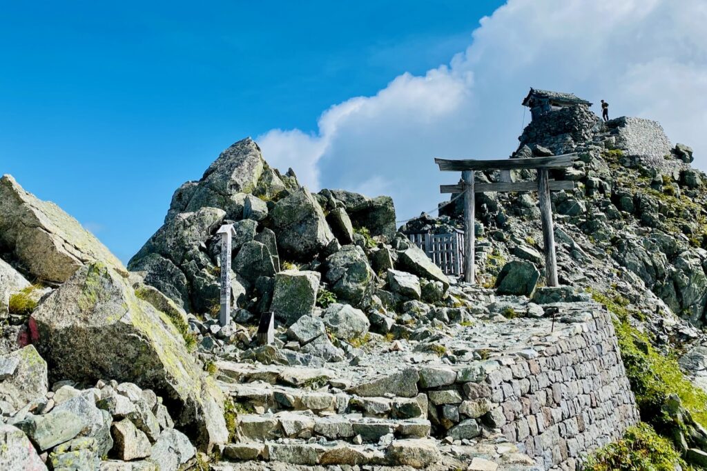 雄山山頂に建つ雄山神社峰本社の鳥居と社殿