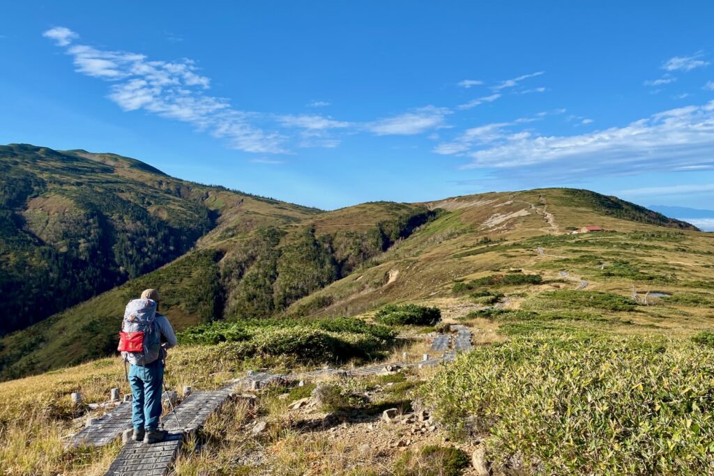 朝の気持ちいい稜線を下山