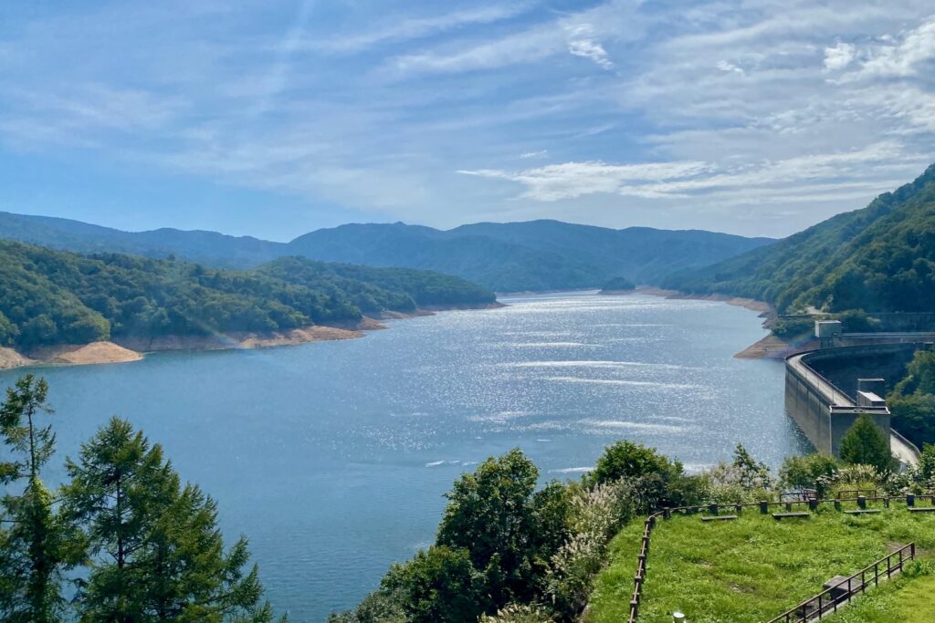 下山後に望む有峰湖