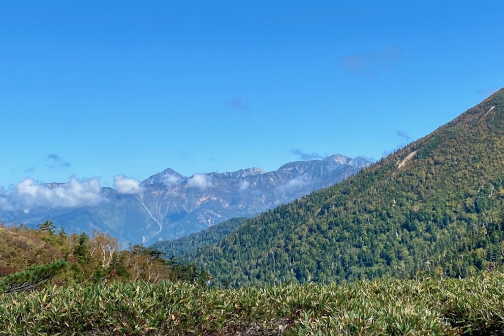 登りの途中から望む山並み