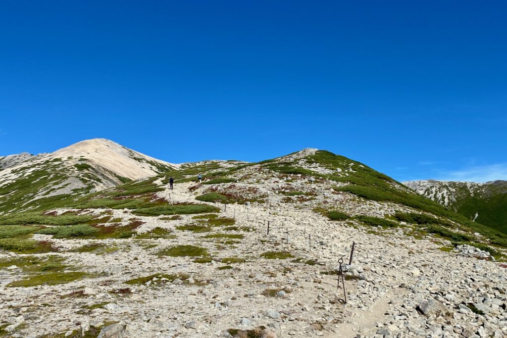 ザレた稜線の登り。山頂はまだ先