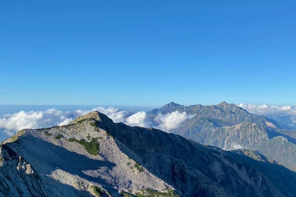 山頂から望む稜線と雲海